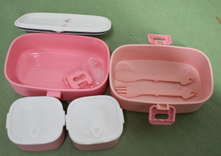 Lunch box. Sniadaniówka z przegródkami i sztućcami 860ml. Różowy. Nowy