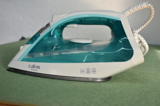 Żelazko parowe CALOR 1800W. Nieużywane. 230V