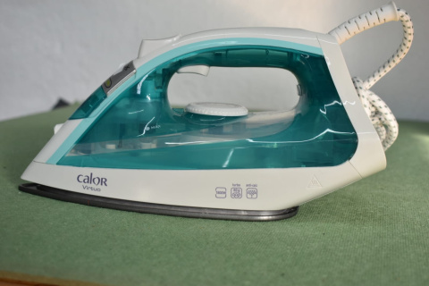 Żelazko parowe CALOR 1800W. Nieużywane. 230V Żelazko parowe CALOR 1800W. Nieużywane. 230V